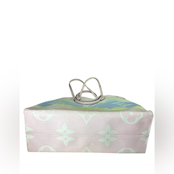 LOUIS VUITTON
Monogram Escale Onthego GM Pastel - Picture 7 of 14